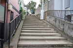 居木神社 境内に続く道の階段の様子