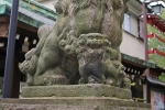 居木神社 子守犬の狛犬 子犬像の様子