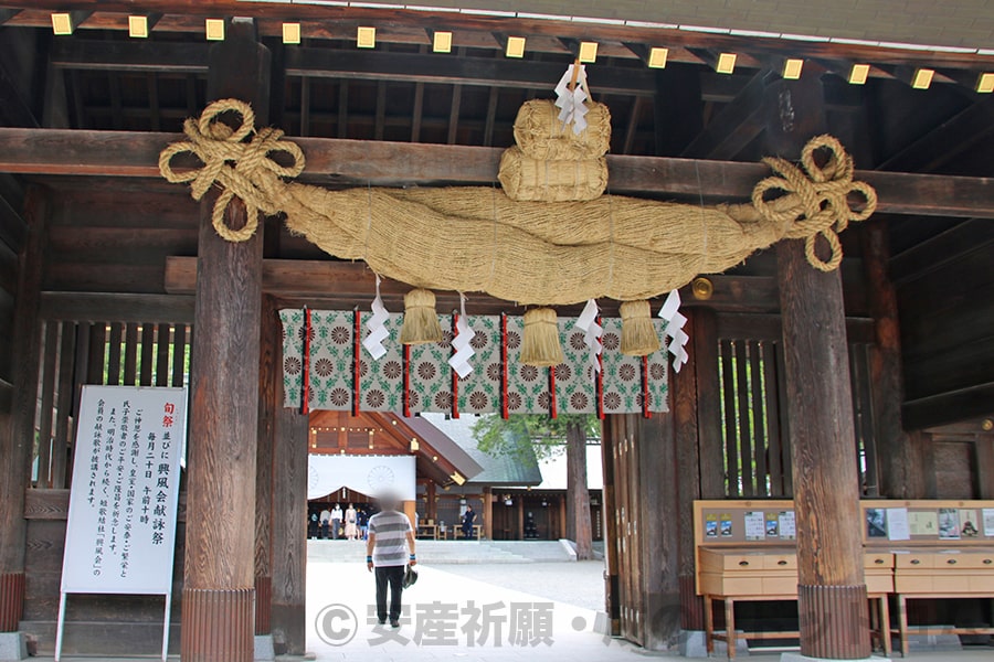 北海道神宮 神門の大注連縄の様子