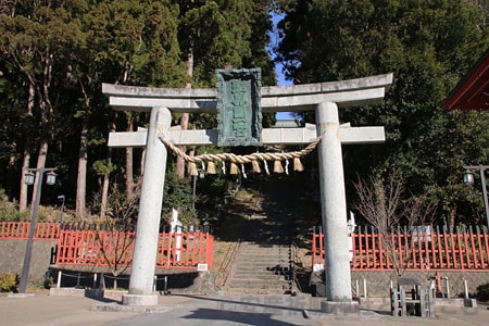 志波彦神社・鹽竈神社 表参道の石鳥居と名物の石段の様子