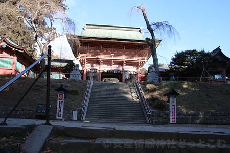 志波彦神社・鹽竈神社 石段を登りきったところにある随身門の様子