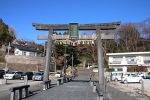 志波彦神社・鹽竈神社 東参道側の石鳥居と石畳の参道の様子