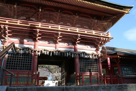 志波彦神社・鹽竈神社 随身門の様子