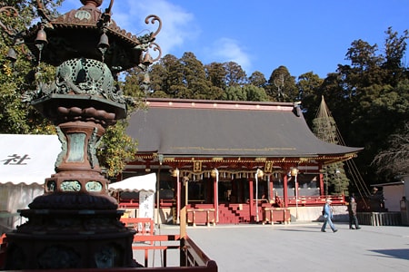 志波彦神社・鹽竈神社 鹽竈神社の拝殿（左右宮）と、手前の文化灯籠の様子