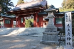 志波彦神社・鹽竈神社 志波彦神社の神門と社号標の様子