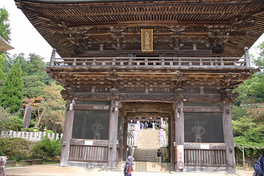 筑波山神社 随神門の様子