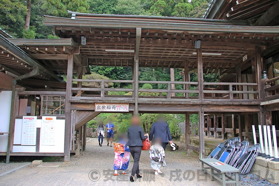 筑波山神社 御祈祷申込後待合室に向かう参拝者の様子