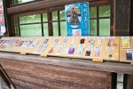 筑波山神社 お守り等授与物陳列の様子