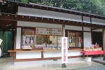 産泰神社 拝殿近くの授与所の様子