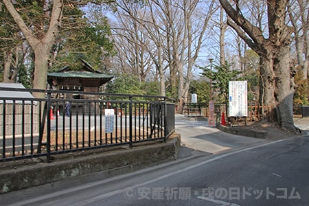 調神社 駐車場入口の様子