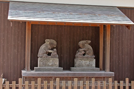 調神社 対の兎石像の様子
