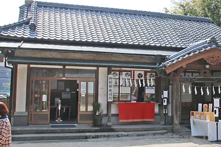 春日部八幡神社 御祈祷受付所窓口と休憩所の様子