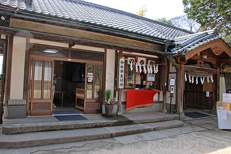 春日部八幡神社 授与所でもある社務所窓口の様子