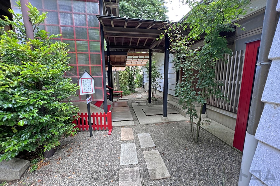 鴻神社 本殿横昇殿入口の様子