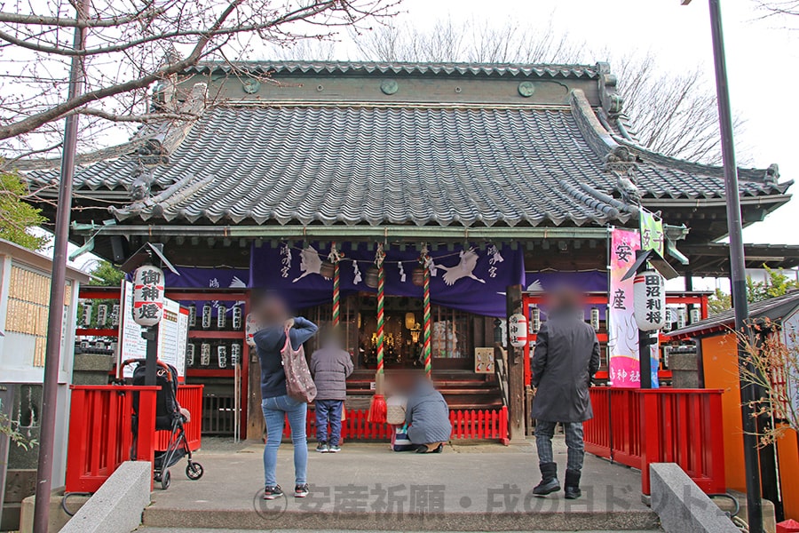 鴻神社 安産祈願の御祈祷が執り行われる本殿の様子