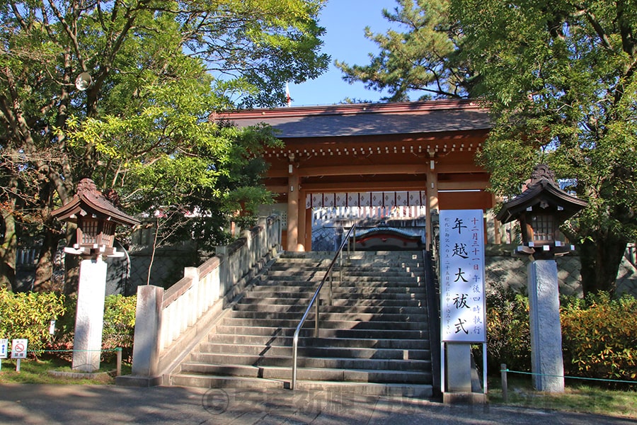 稲毛浅間神社 本殿手前の神門の様子