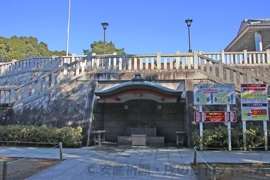 稲毛浅間神社 神門の先の階段の様子