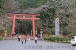 香取神宮 境内入口の朱塗りの大鳥居と社号標の様子