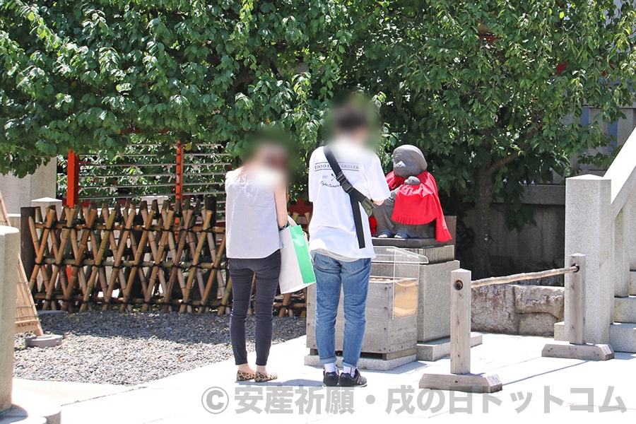 日枝神社 メスの神猿像をお参りするご夫婦の様子