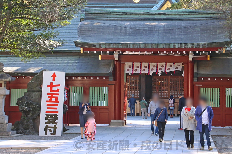 大國魂神社 中雀門と往来する参拝者の様子