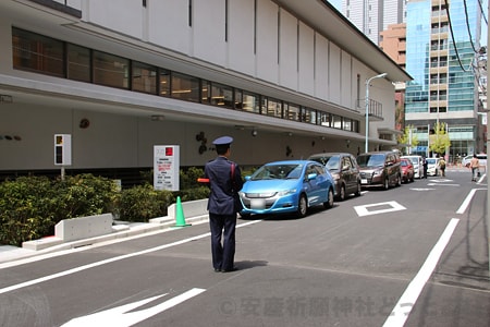 水天宮 駐車場待ちの車と警備員の様子