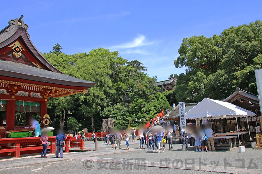 鶴岡八幡宮 境内舞殿（左）や祈祷受付などの様子