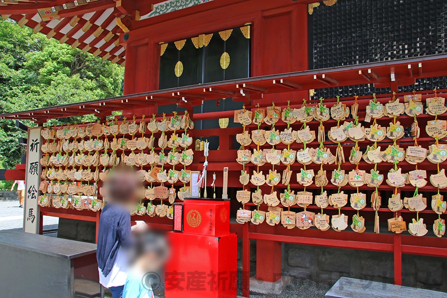 鶴岡八幡宮 本宮近くの絵馬掛けの様子