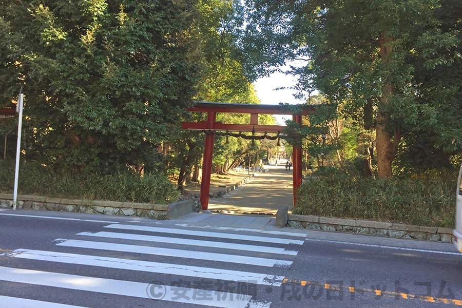 鶴岡八幡宮 第2駐車場近くの西鳥居の様子