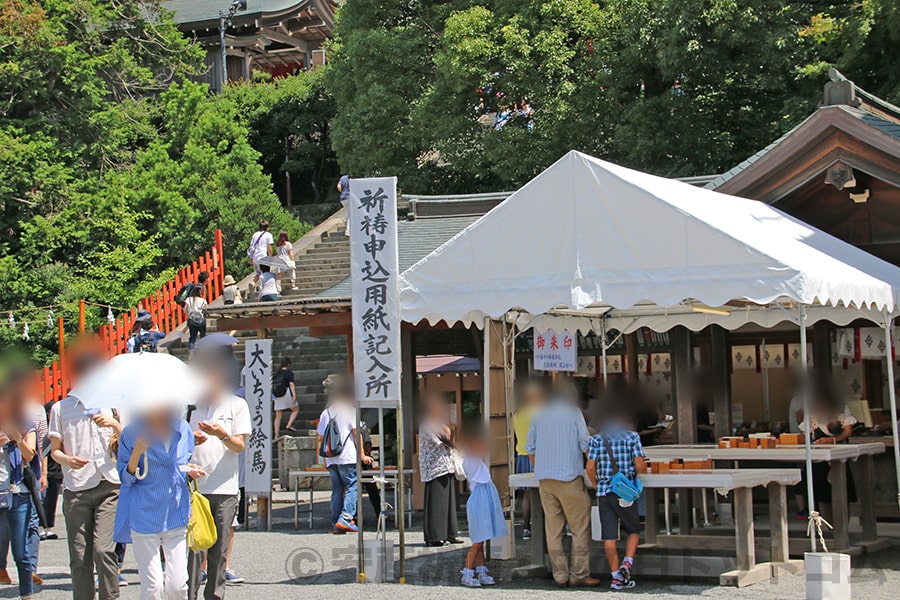 鶴岡八幡宮 祈祷受付と申込用紙記入所の様子