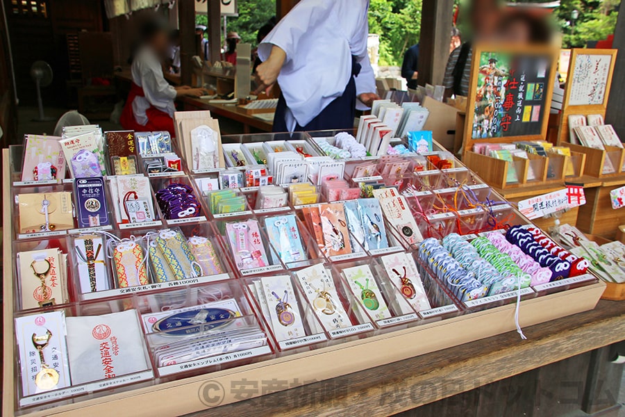 鶴岡八幡宮 授与所（祈祷受付と同じお社）の様子