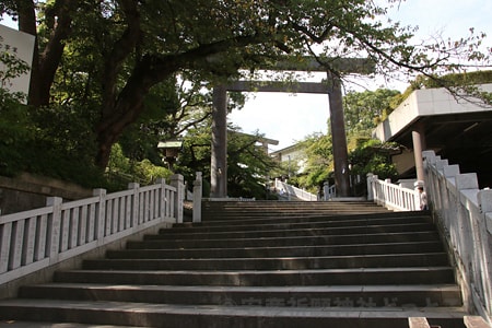 伊勢山皇大神宮 階段を上り中腹の鳥居の様子