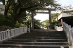 伊勢山皇大神宮 階段を上り中腹の鳥居の様子