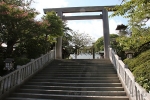 伊勢山皇大神宮 階段上り続け本殿手前の鳥居の様子