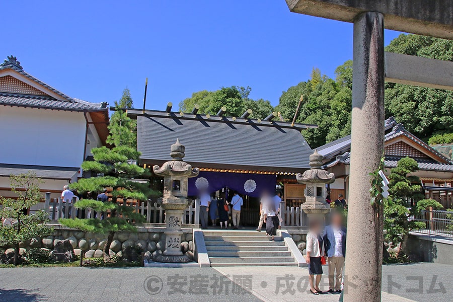 塩竈神社 拝殿・本殿と背景の山の緑の様子