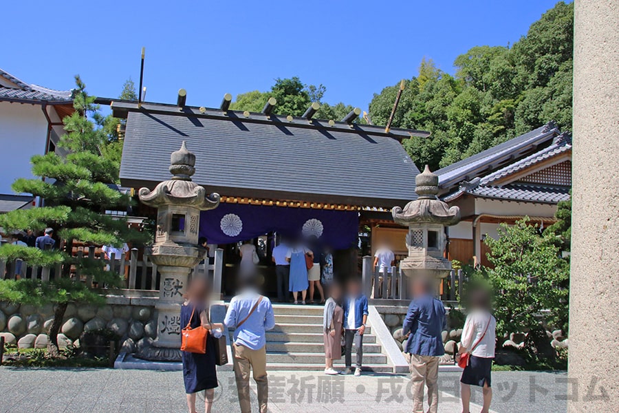 塩竈神社 御祈祷後本殿を後にする安産祈願のご家族の様子