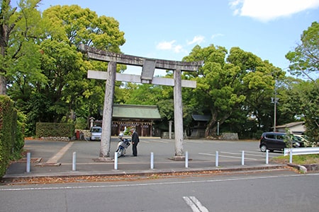 砥鹿神社 表神門手前の駐車場の様子