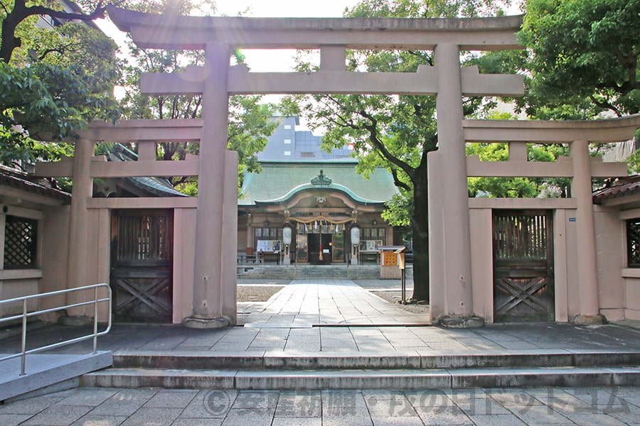 坐摩神社 境内入口の鳥居から見た本殿の様子