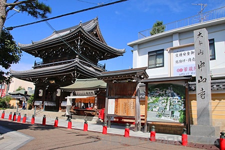 中山寺 境内正面入口の様子