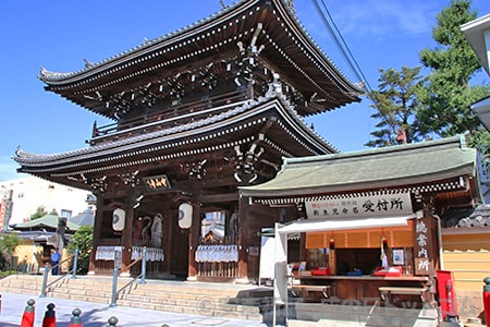 中山寺 山門と総案内所の様子