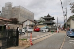 中山寺 山門すぐ近くの有料駐車場の様子