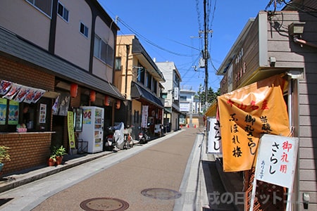 中山寺 参道と立ちならぶ店舗の様子