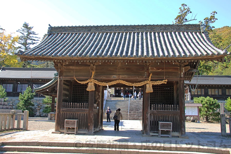 備津彦神社 随神門の様子