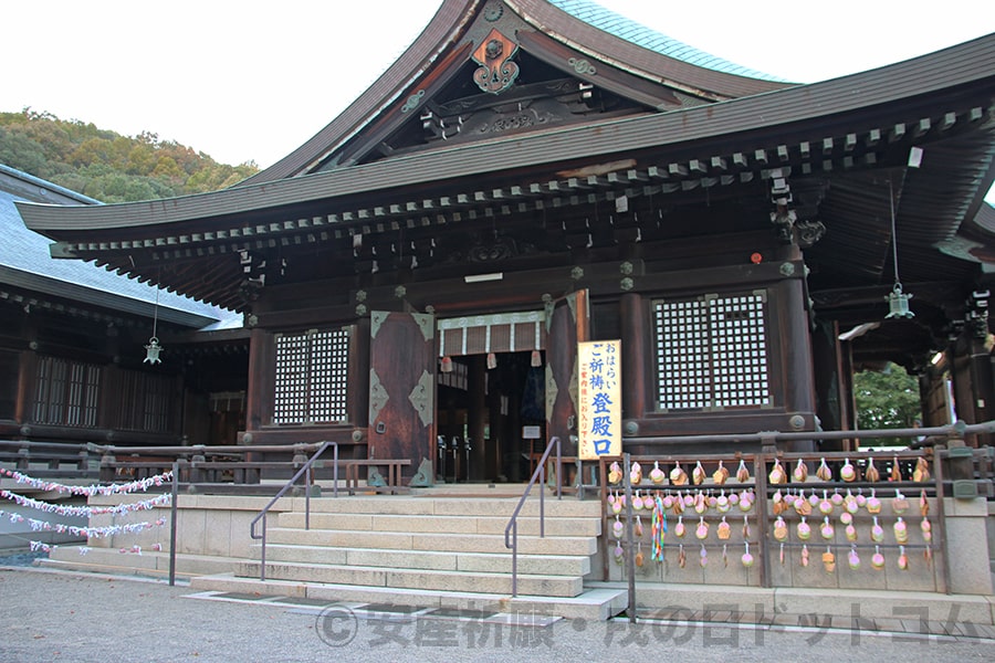 吉備津彦神社 御祈祷を行う祭文殿横の入口の様子