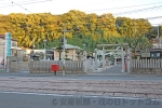 比治山神社 境内入口と広島電鉄皆実線線路の様子