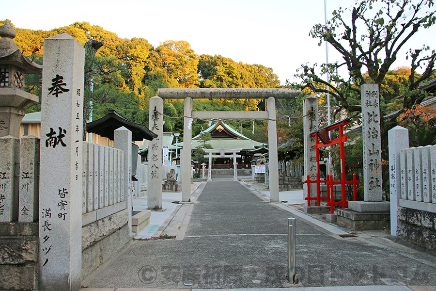 比治山神社 境内入口と奥の一の鳥居の様子