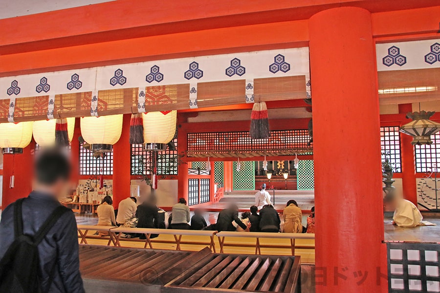 厳島神社 拝殿・幣殿内で御祈祷が執り行われている様子