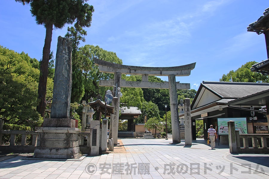 太宰府天満宮 境内入口の大鳥居と社号標の様子