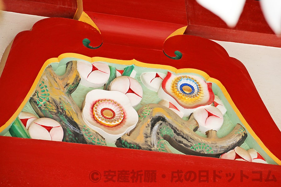 太宰府天満宮 お社装飾の梅の彫刻の様子