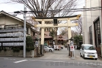 子安神社 境内入口と白鳥居の様子