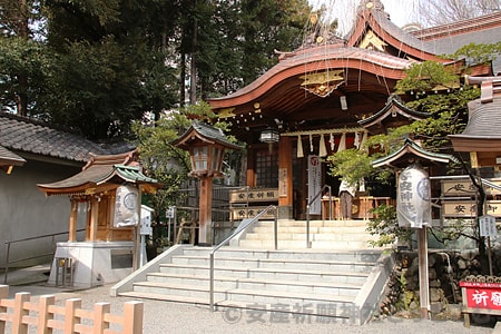 子安神社 本殿と参拝者の様子